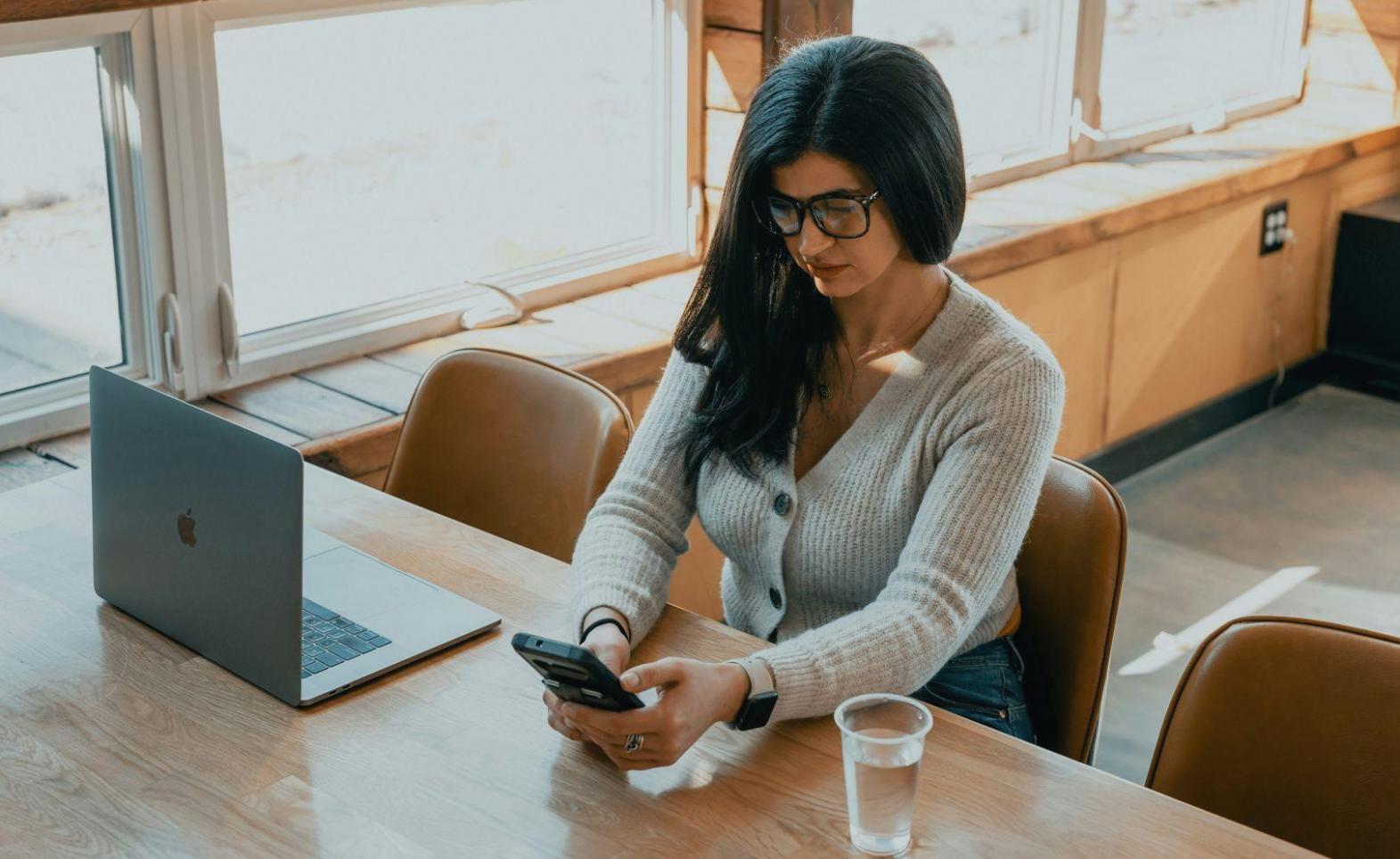 Moderne Finanzberatung in innovativer Arbeitsumgebung